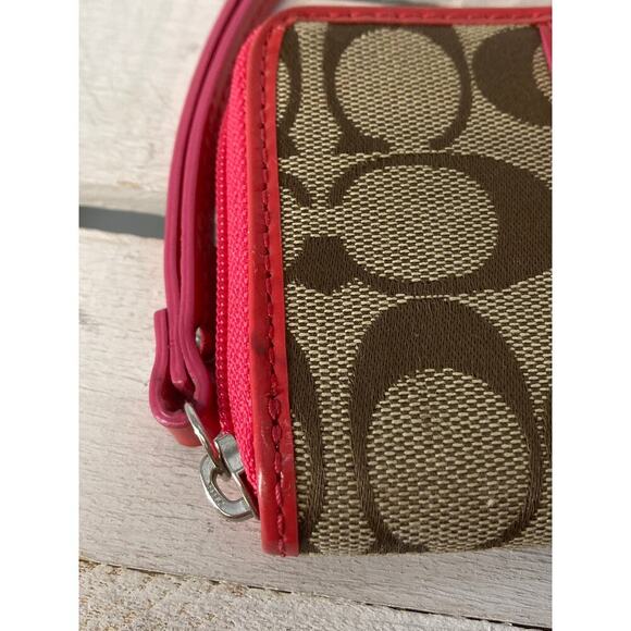 COACH SMALL TAN CANVAS SIGNATURE AND PINK LEATHER WRISTLET - Picture 6 of 9